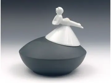 Dose und Deckel mit liegender Figur