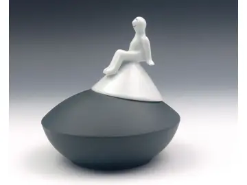 Zuckerdose mit Deckel und Figur